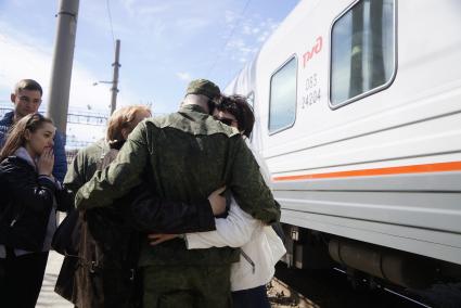 Екатеринбург. Призывник обнимаетмаму и бабушку на Екатеринбургском вокзале, перед отправкой на службу в президентский полк