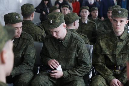 Екатеринбург. Призывники в зале ожидания Екатеринбургского вокзала, перед отправкой на службу  в президентский полк