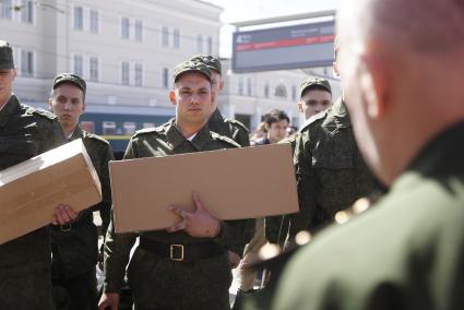 Екатеринбург. Призывники на перроне Екатеринбургского вокзала, перед отправкой на службу  в президентский полк