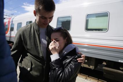 Екатеринбург. Девушка плачет на Екатеринбургском вокзале во время проводов парня на службу  в президентский полк