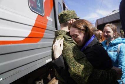 Екатеринбург. Призывник обнимается с девушкой на Екатеринбургском вокзале, перед отправкой на службу  в президентский полк