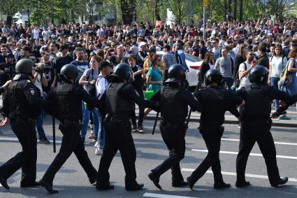 Москва. Сотрудники полиции и участники   несогласованной протестной акции оппозиции Алексея Навального `Он нам не Царь`  на Пушкинской площади.