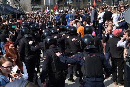 Москва. Сотрудники полиции и участники   несогласованной протестной акции оппозиции Алексея Навального `Он нам не Царь`  на Пушкинской площади.