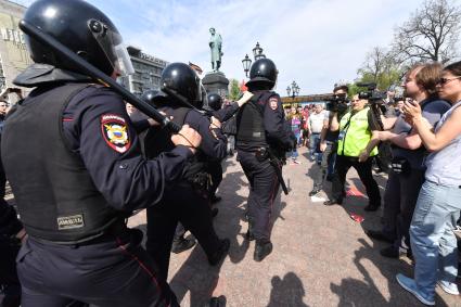 Москва. Сотрудники полиции и участники   несогласованной протестной акции оппозиции Алексея Навального `Он нам не Царь`  на Пушкинской площади.