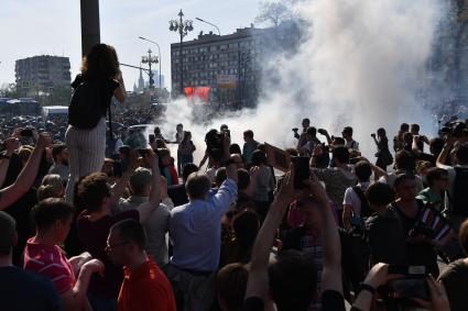 Москва. Участники   несогласованной протестной акции оппозиции Алексея Навального `Он нам не Царь`  на Пушкинской площади.