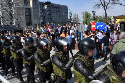 Москва. Сотрудники полиции и участники   несогласованной протестной акции оппозиции Алексея Навального `Он нам не Царь`  на Пушкинской площади.