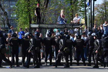 Москва. Сотрудники полиции и участники   несогласованной протестной акции оппозиции Алексея Навального `Он нам не Царь`  на Пушкинской площади.