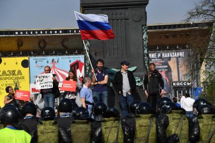 Москва. Сотрудники полиции  и участники  несогласованной протестной акции оппозиции Алексея Навального `Он нам не Царь`  на Пушкинской площади.