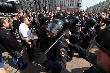 Москва. Сотрудники полиции и участники   несогласованной протестной акции оппозиции Алексея Навального `Он нам не Царь`  на Пушкинской площади.