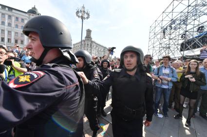 Москва. Сотрудники полиции и участники   несогласованной протестной акции оппозиции Алексея Навального `Он нам не Царь`  на Пушкинской площади.