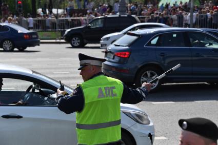 Москва. Сотрудник ДПС регулирует движение автомобилей во время  несогласованной протестной акции оппозиции Алексея Навального `Он нам не Царь`  на Пушкинской площади.