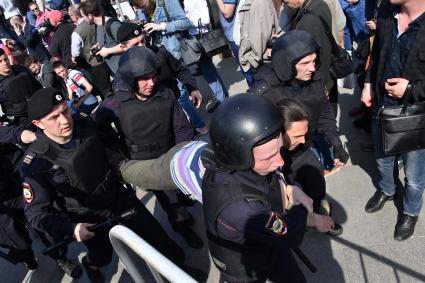 Москва. Сотрудники полиции и участник несогласованной протестной акции оппозиции Алексея Навального `Он нам не Царь` на Пушкинской площади.