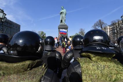 Москва. Сотрудники полиции  и участники  несогласованной протестной акции оппозиции Алексея Навального `Он нам не Царь`  на Пушкинской площади.