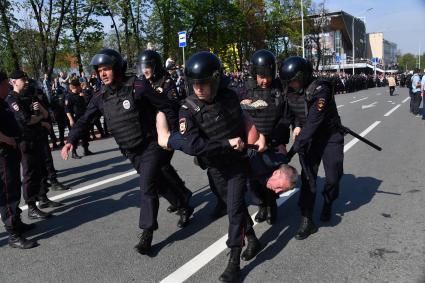 Москва. Сотрудники полиции и участник несогласованной протестной акции оппозиции Алексея Навального `Он нам не Царь`  на Пушкинской площади.