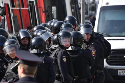 Москва. Сотрудники полиции  во время несогласованной протестной акции оппозиции Алексея Навального `Он нам не Царь`  на Пушкинской площади.