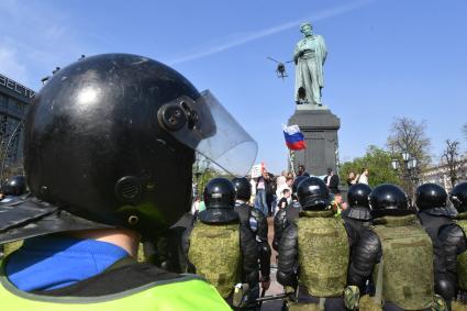 Москва. Сотрудники полиции и участники несогласованной протестной акции оппозиции Алексея Навального `Он нам не Царь` на Пушкинской площади.