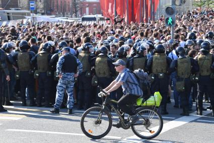 Москва. Сотрудники полиции  и участники  несогласованной протестной акции оппозиции Алексея Навального `Он нам не Царь`  на Пушкинской площади.