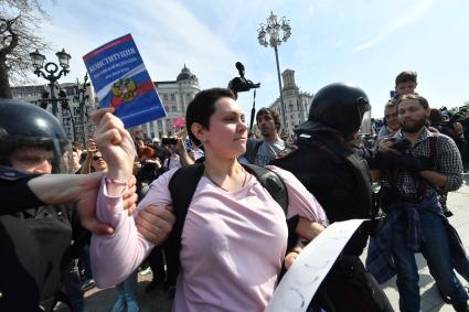 Москва. Сотрудники полиции и участники   несогласованной протестной акции оппозиции Алексея Навального `Он нам не Царь`  на Пушкинской площади.