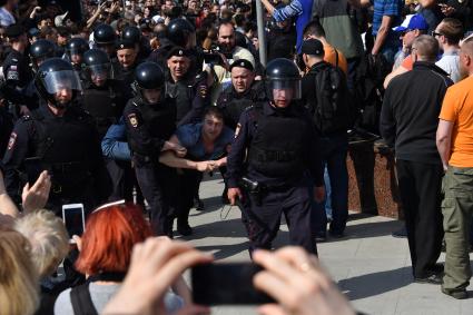 Москва. Сотрудники полиции и участники   несогласованной протестной акции оппозиции Алексея Навального `Он нам не Царь`  на Пушкинской площади.