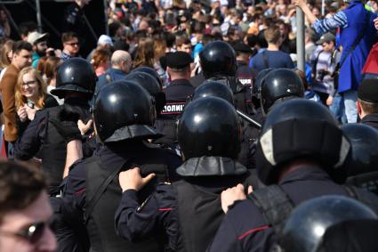 Москва. Сотрудники полиции  во время  несогласованной протестной акции оппозиции Алексея Навального `Он нам не Царь`  на Пушкинской площади.