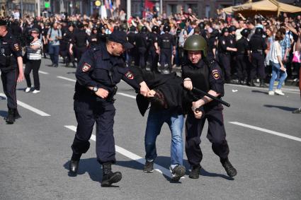 Москва. Сотрудники полиции и участник несогласованной протестной акции оппозиции Алексея Навального `Он нам не Царь`  на Пушкинской площади.