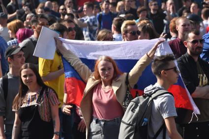 Москва. Участники несогласованной протестной акции оппозиции Алексея Навального `Он нам не Царь`  на Пушкинской площади.