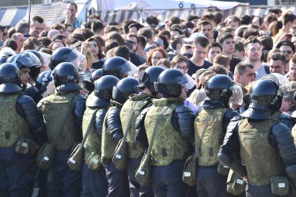 Москва. Сотрудники полиции  и участники  несогласованной протестной акции оппозиции Алексея Навального `Он нам не Царь`  на Пушкинской площади.