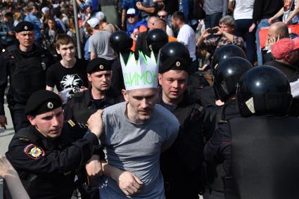 Москва. Сотрудники полиции и участник несогласованной протестной акции оппозиции Алексея Навального `Он нам не Царь`  на Пушкинской площади.