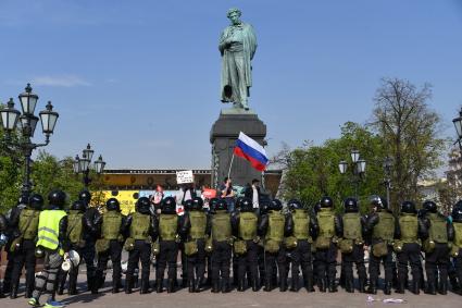 Москва. Сотрудники полиции  во время  несогласованной протестной акции оппозиции Алексея Навального `Он нам не Царь`  на Пушкинской площади.