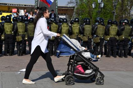 Москва. Сотрудники полиции  во время  несогласованной протестной акции оппозиции Алексея Навального `Он нам не Царь`  на Пушкинской площади.