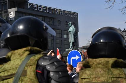 Москва. Сотрудники полиции и участники   несогласованной протестной акции оппозиции Алексея Навального `Он нам не Царь`  на Пушкинской площади.