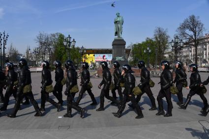 Москва. Сотрудники полиции  во время  несогласованной протестной акции оппозиции Алексея Навального `Он нам не Царь`  на Пушкинской площади.