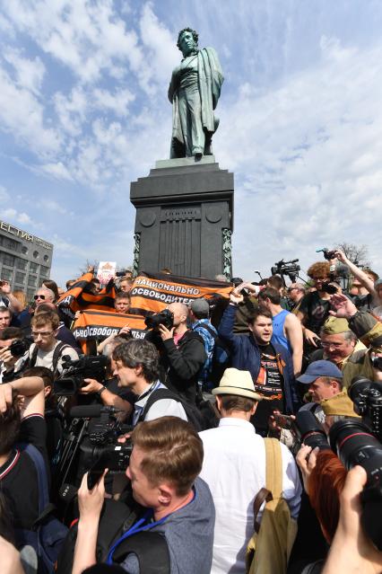 Москва. Участники  несогласованной протестной акции оппозиции Алексея Навального `Он нам не Царь`  на Пушкинской площади.