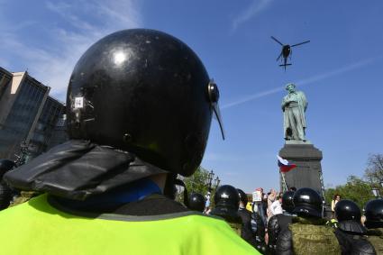 Москва. Сотрудники полиции  и участники  несогласованной протестной акции оппозиции Алексея Навального `Он нам не Царь`  на Пушкинской площади.