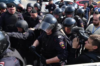 Москва. Сотрудники полиции во время несогласованной протестной акции оппозиции Алексея Навального `Он нам не Царь` на Пушкинской площади.