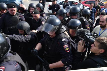 Москва. Сотрудники полиции  во время  несогласованной протестной акции оппозиции Алексея Навального `Он нам не Царь`  на Пушкинской площади.