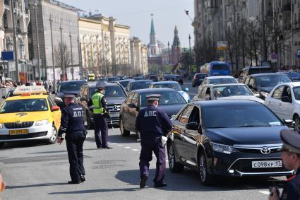 Москва. Сотрудники ДПС регулируют движение автомобилей  на Тверской улице.