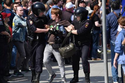 Москва. Сотрудники полиции и участники   несогласованной протестной акции оппозиции Алексея Навального `Он нам не Царь`  на Пушкинской площади.