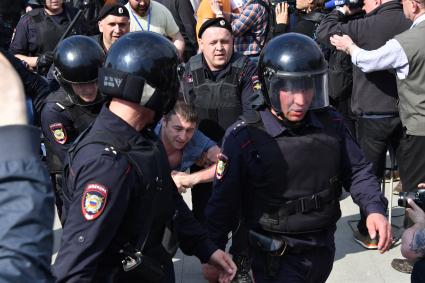 Москва. Сотрудники полиции и участник несогласованной протестной акции оппозиции Алексея Навального `Он нам не Царь`  на Пушкинской площади.