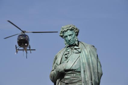 Москва. Вертолет Eurocopter As-355 Ecureuil 2 у памятника А.С Пушкину во время несогласованной протестной акции оппозиции Алексея Навального `Он нам не Царь` на Пушкинской площади.