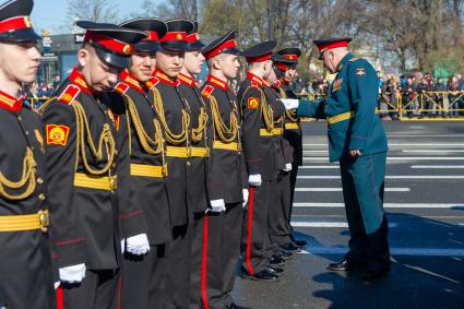 Санкт-Петербург. Суворовцы перед началом генеральной репетиции парада на Дворцовой площади, посвященного 73-й годовщине Победы в Великой Отечественной войне.