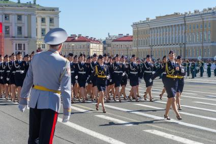 Санкт-Петербург.  Военнослужащие парадных расчетов во время генеральной репетиции парада на Дворцовой площади, посвященного 73-й годовщине Победы в Великой Отечественной войне.