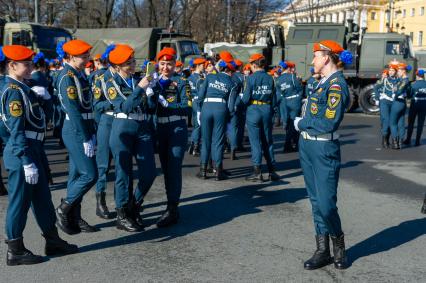 Санкт-Петербург. Сотрудницы МЧС России  во время генеральной репетиции парада, посвященного 73-й годовщине Победы в Великой Отечественной войне.