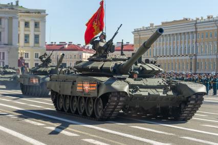 Санкт-Петербург. Танки Т-72Б3 во время генеральной репетиции парада на Дворцовой площади, посвященного 73-й годовщине Победы в Великой Отечественной войне.