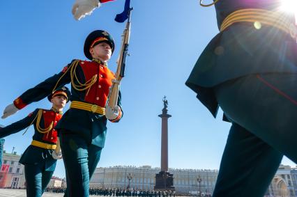 Санкт-Петербург. Почетный караул  во время генеральной репетиции парада на Дворцовой площади, посвященного 73-й годовщине Победы в Великой Отечественной войне.