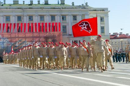 Санкт-Петербург.  Участницы всероссийского военно-патриотического общественного движения `Юнармия` во время генеральной репетиции парада  на Дворцовой площади, посвященного 73-й годовщине Победы в Великой Отечественной войне.