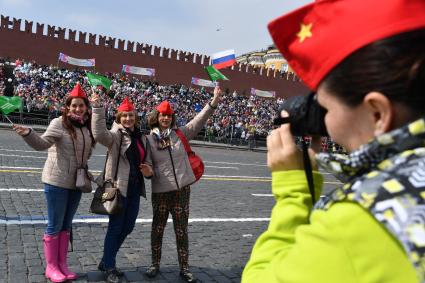 Москва, Девушки фотографируются на Красной площади.