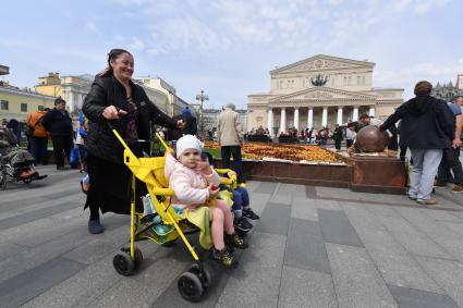 Москва. Женщина с детьми на Театральной площади.