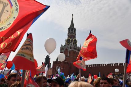 Москва. Участники первомайской демонстрации на Красной площади.