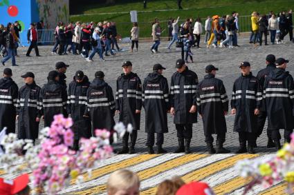 Москва. Сотрудники Росгвардии стоят в оцеплении во время  первомайской демонстрации.